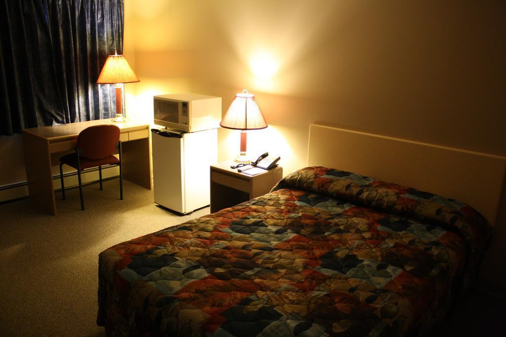 Lamplighter Inn Three Hills Szoba fotó